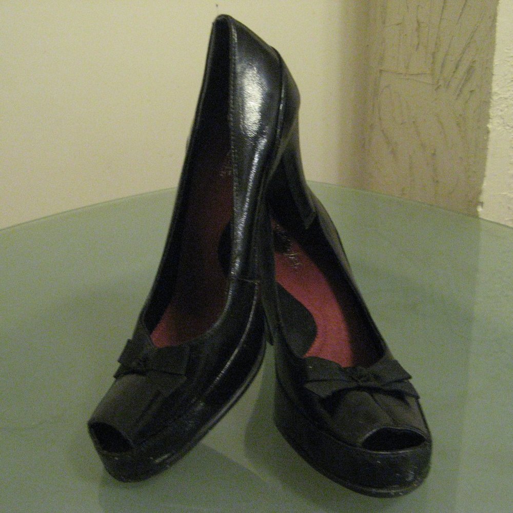 Womens size 11 slighty shiny black open toe heels